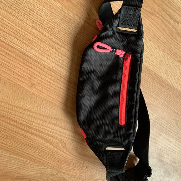 Aritzia TNA Fanny pack - Picture 2 of 2